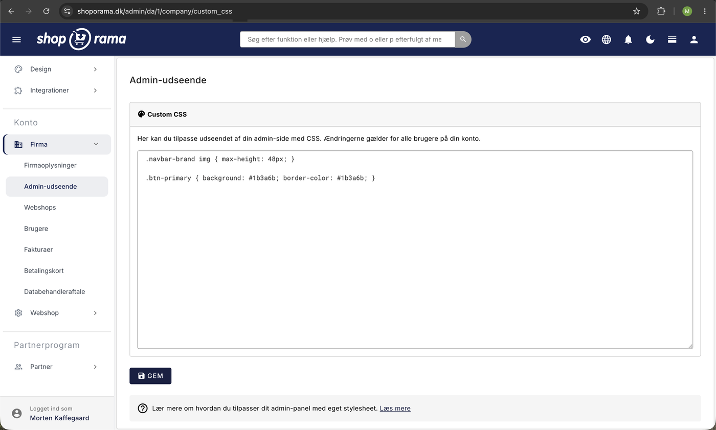 Admin-udseende under Firma i Shoporama med Custom CSS-feltet udfyldt med .navbar-brand og .btn-primary regler samt en GEM-knap.